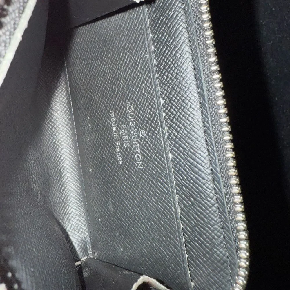 Used in excellent condition Louis Vuitton blk Gray Eclipse Monogram Car…